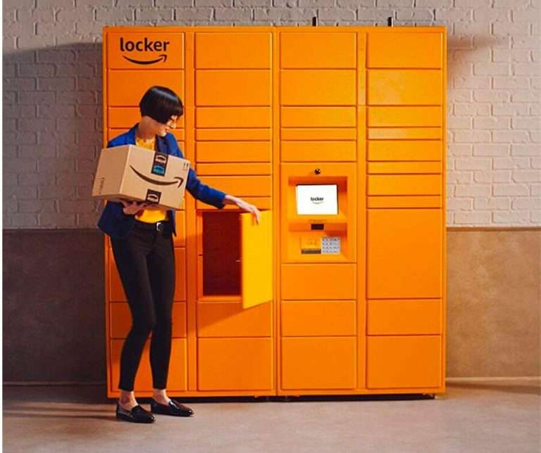 Mulher colocando uma encomenda dentro de um Locker da Amazon