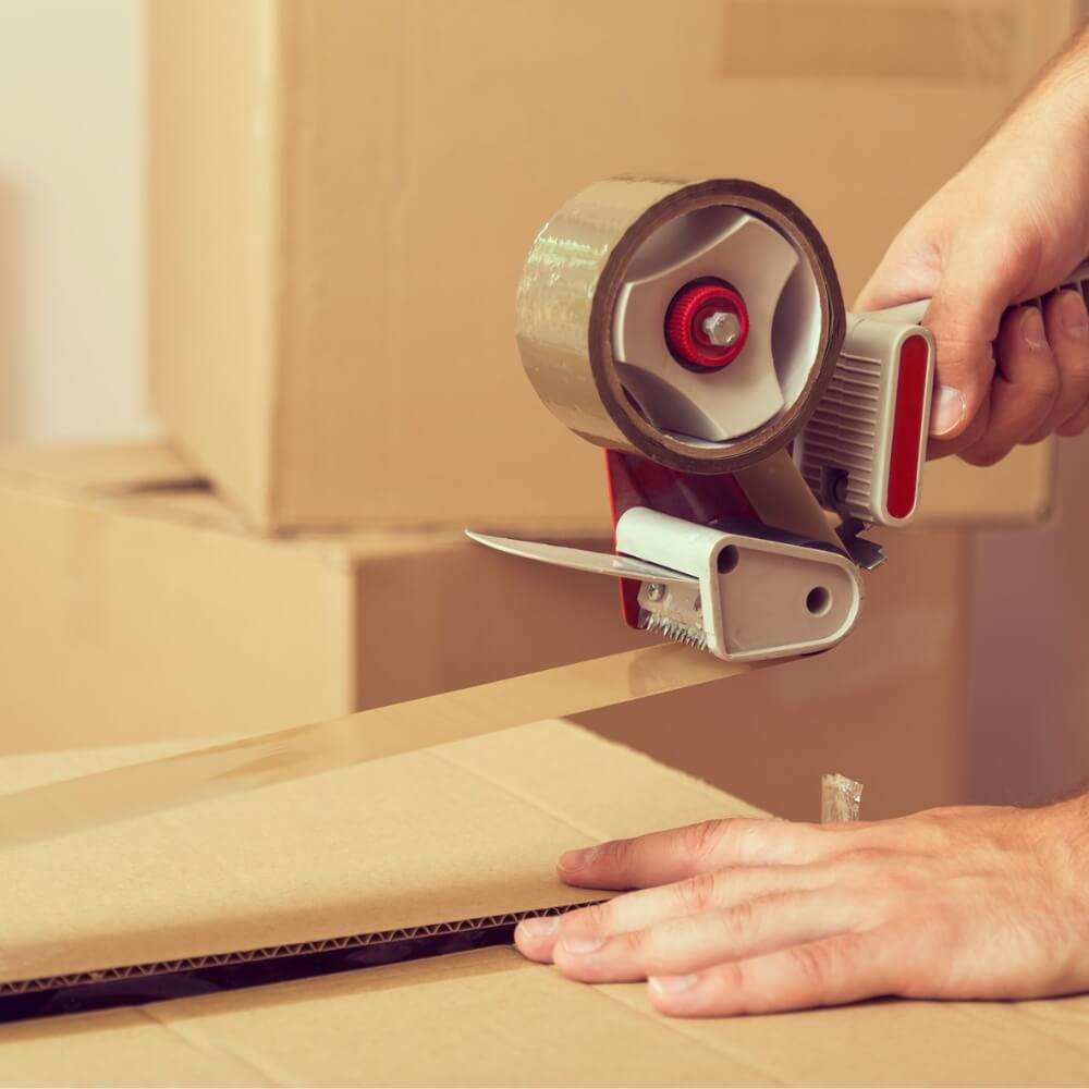 fazendo packing do produto - Picking e Packing: O que é e qual sua importância na logística