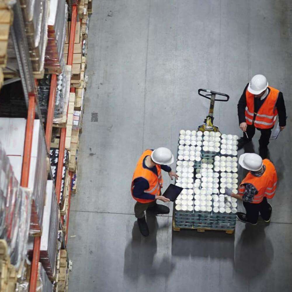 operadores fazendo picking - Picking e Packing: O que é e qual sua importância na logística