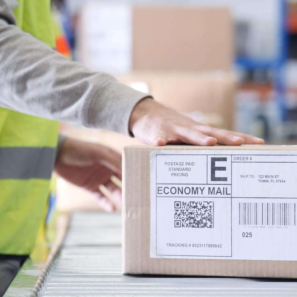 produto na esteira para transporte - Picking e Packing: O que é e qual sua importância na logística