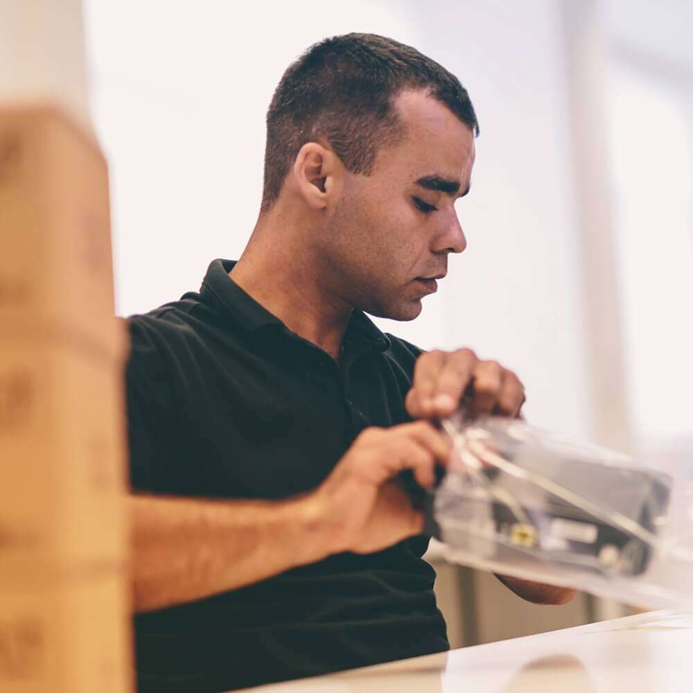 separando prontudo no pacote - Picking e Packing: O que é e qual sua importância na logística