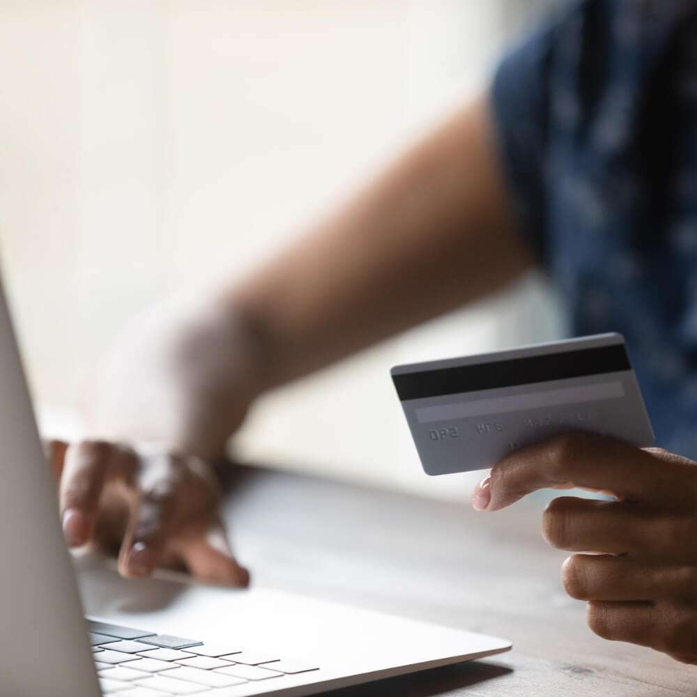 Página Checkout: dicas para melhorar a conclusão de compra pessoa pagando no cartao online - Página Checkout: dicas para melhorar a conclusão de compra