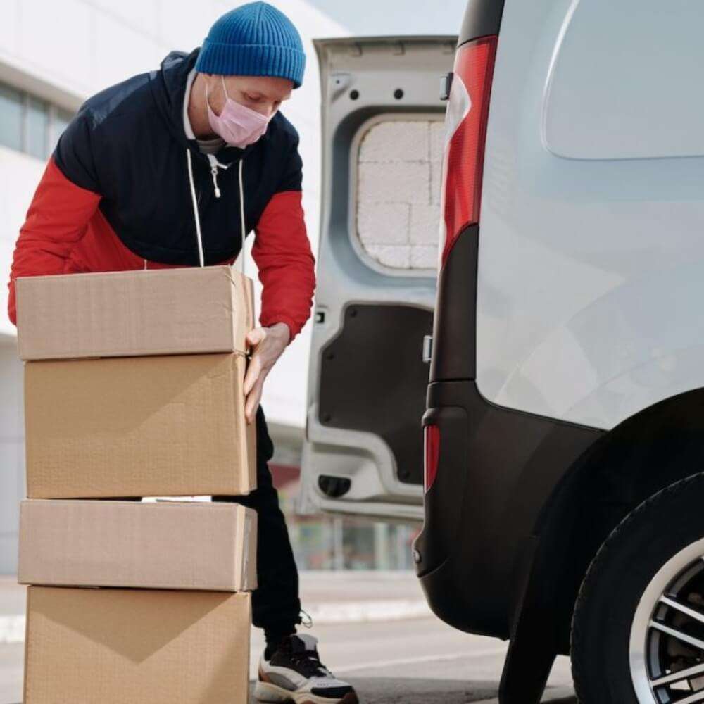 entregando mercadoria - Last Mile: estratégias inovadoras e impactos na logística para e-commerce
