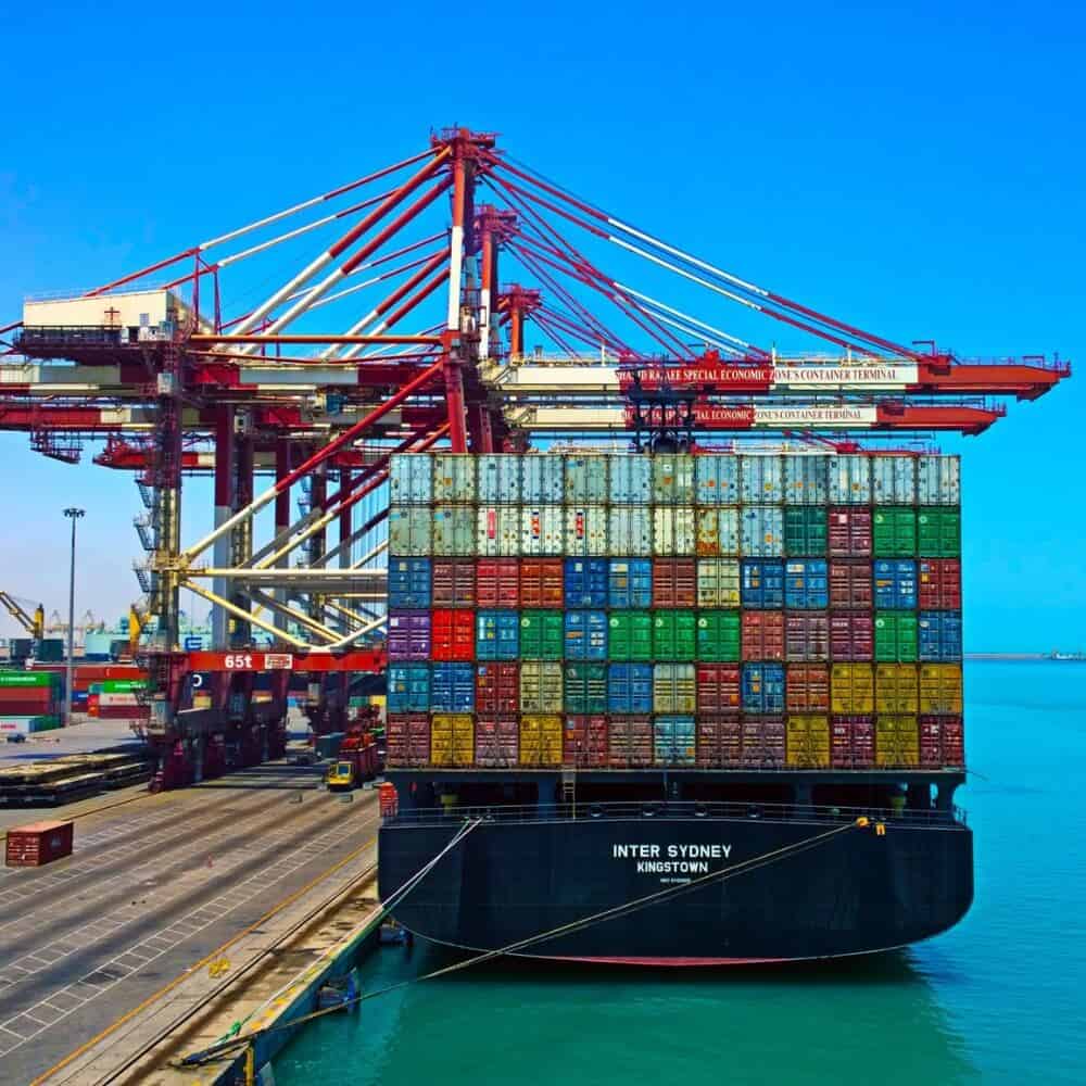 O que compõe o Frete? containers sendo descarregados - O que compõe o Frete?