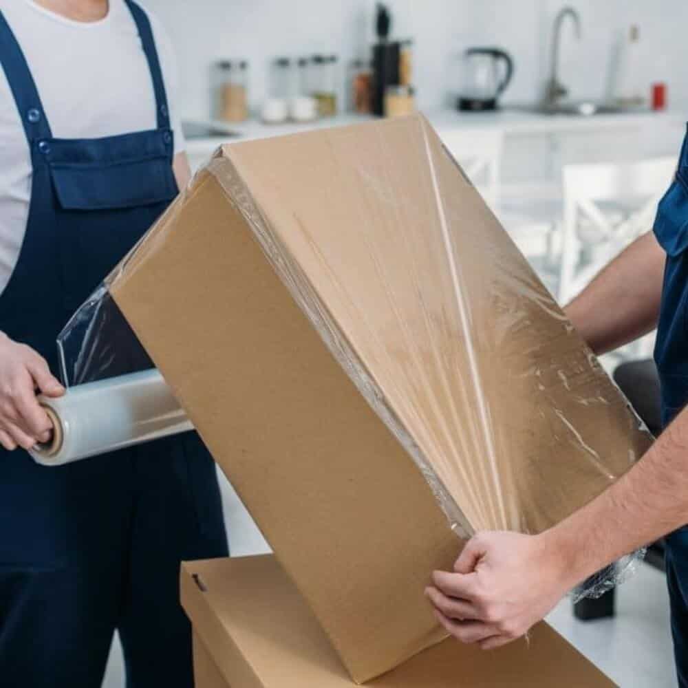 O que compõe o Frete? pessoas embalando caixa - O que compõe o Frete?