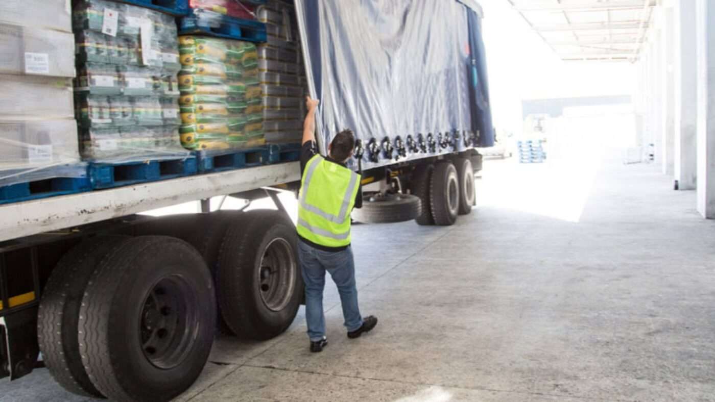 caminha transportando industrializados - Como transportar alimentos perecíveis e não perecíveis?