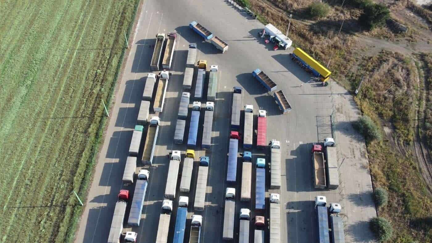 caminhoes estacionados - O que é um Sistema de Gestão de Pátio?