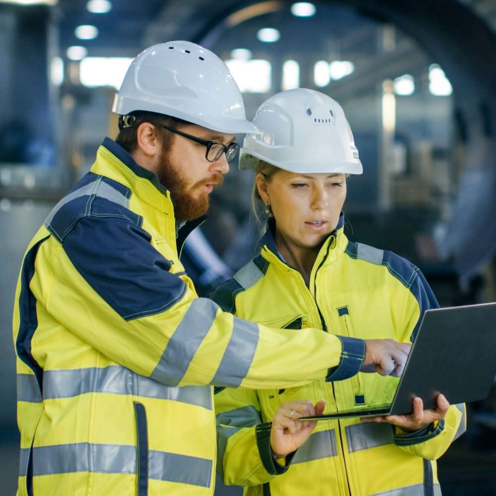 pessoas conferindo sistema - O que é a integração de sistemas na logística de transportes?