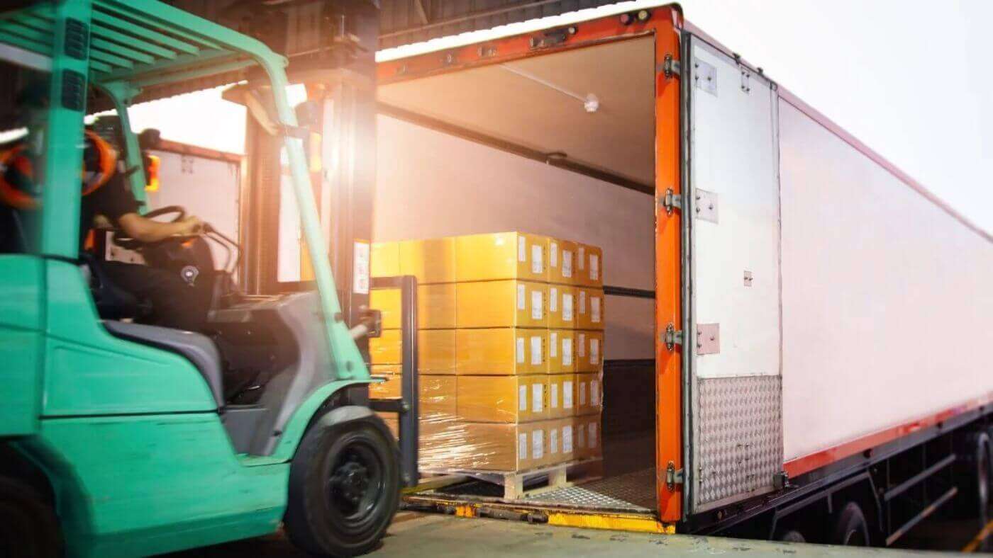 Por que a Terceirização de Armazéns é importante para Transportadoras? carregando caminhao - Por que a Terceirização de Armazéns é importante para Transportadoras?
