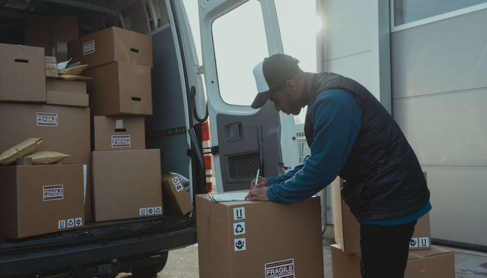 Entregador logistico - Como escolher a melhor transportadora para seu e-commerce em 2026