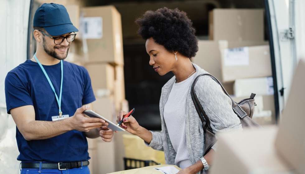 Jovem entregador FB - Erros de frete que custam vendas, e como evit&aacute;-los no seu e-commerce