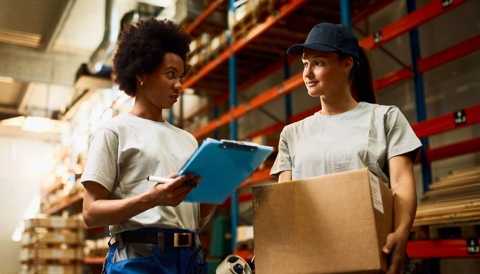 Mulheres controlando estoque FB - Controle de extravios na entrega: como reduzir perdas e proteger seu e-commerce